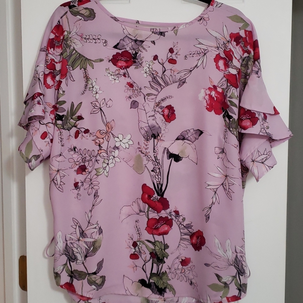 Stunning floral ruffled short sleeve blouse